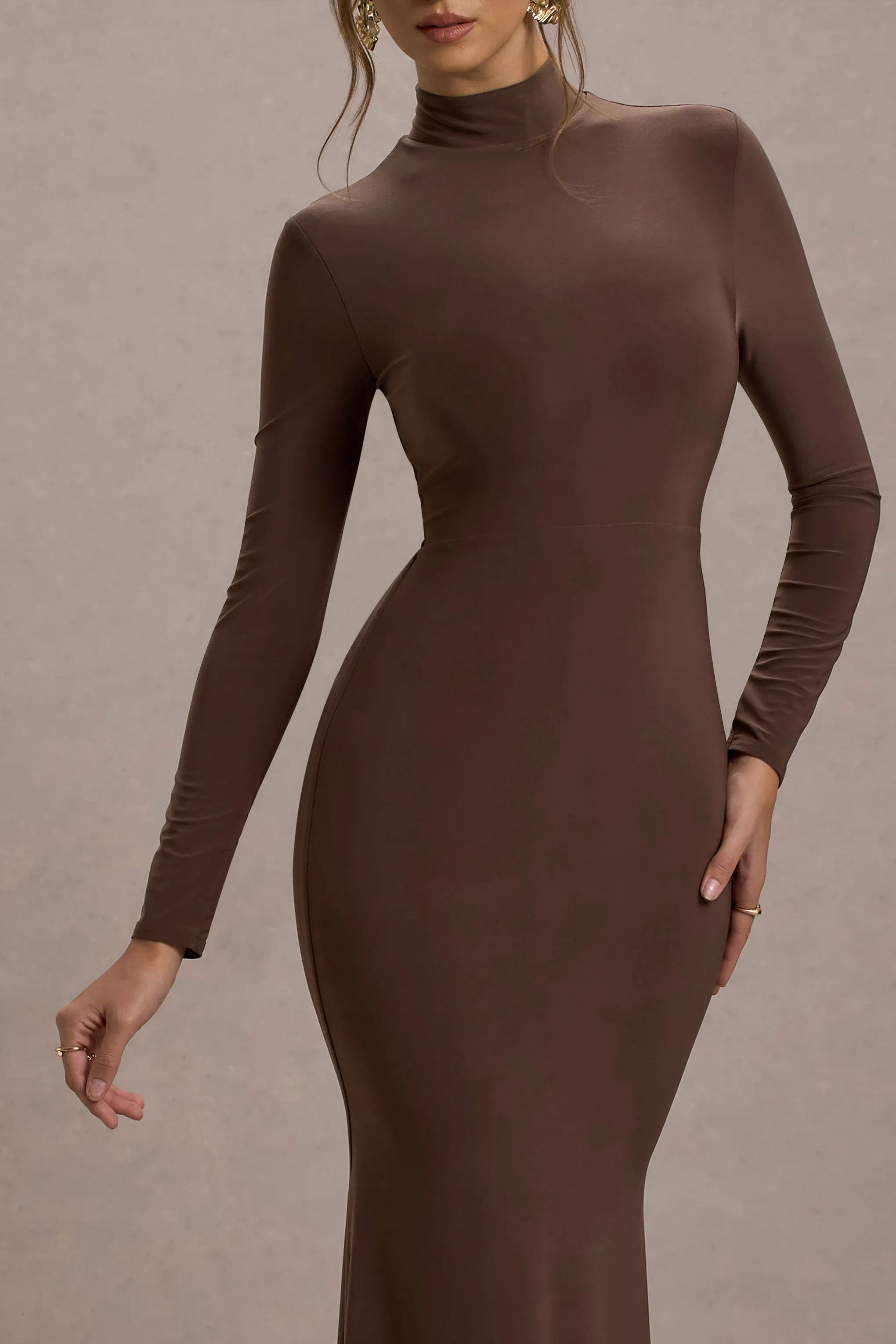 Tova | Robe longue sirène à manches longues et col montant couleur chocolat